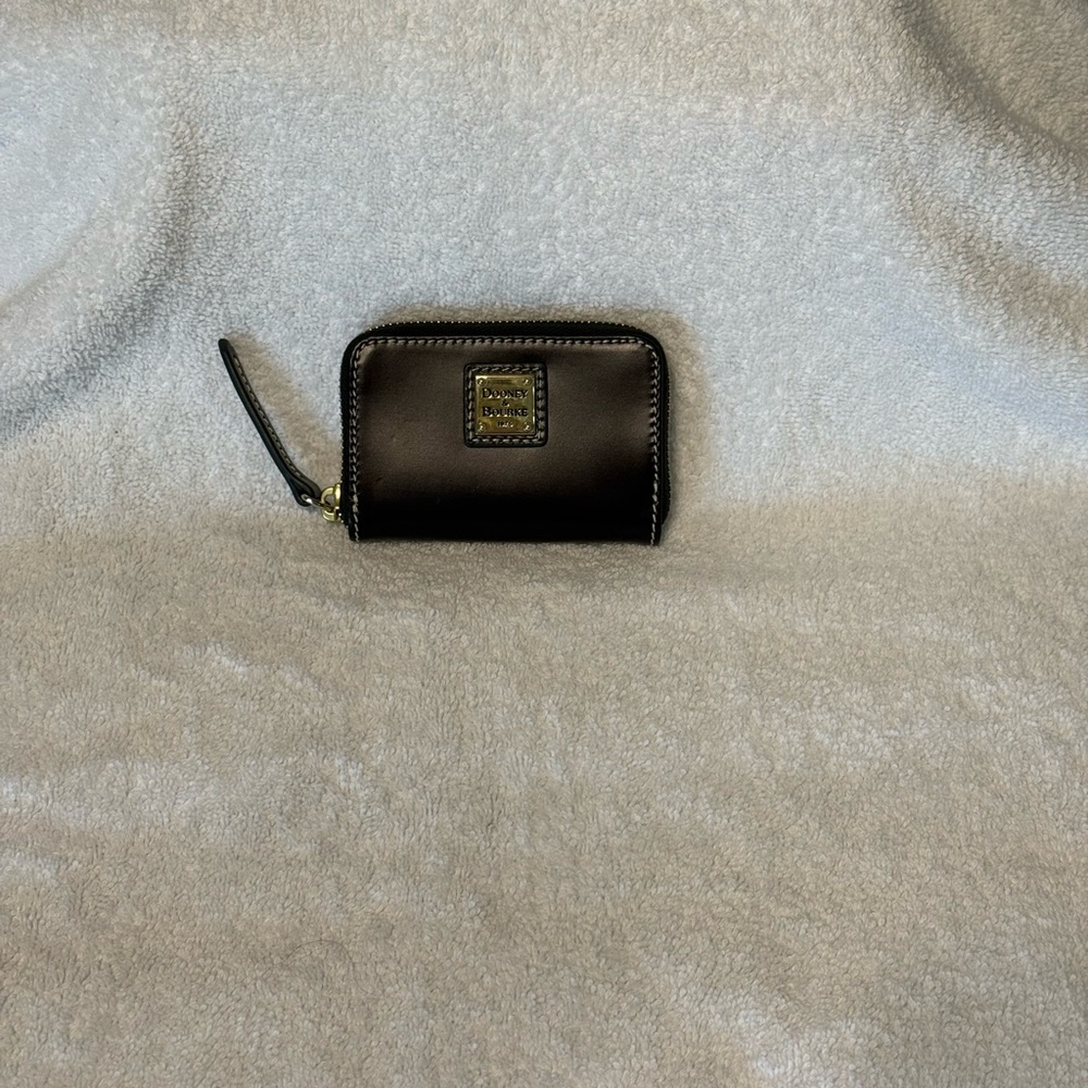 Dooney & Bourke 1975 Maroon Leather Zip Card Wallet with Logo Plaque